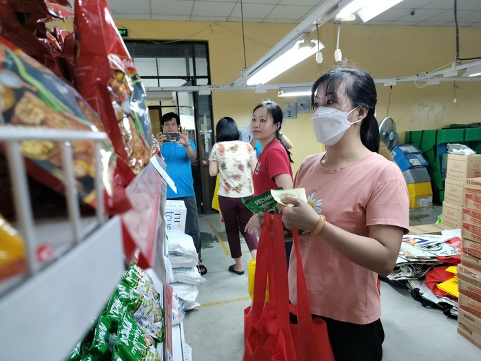 Công nhân phấn khởi với phiên chợ bình ổn giá tại nhà máy- Ảnh 2. Công nhân phấn khởi với phiên chợ bình ổn giá tại nhà máy- Ảnh 2.