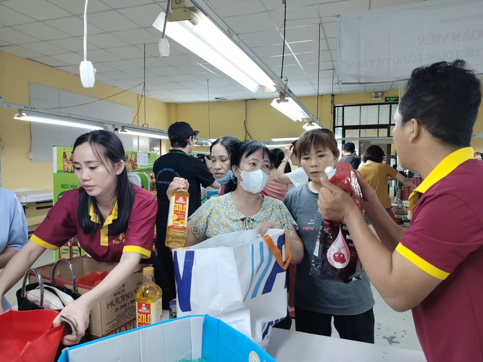 Công nhân phấn khởi với phiên chợ bình ổn giá tại nhà máy- Ảnh 1. Công nhân phấn khởi với phiên chợ bình ổn giá tại nhà máy- Ảnh 1.