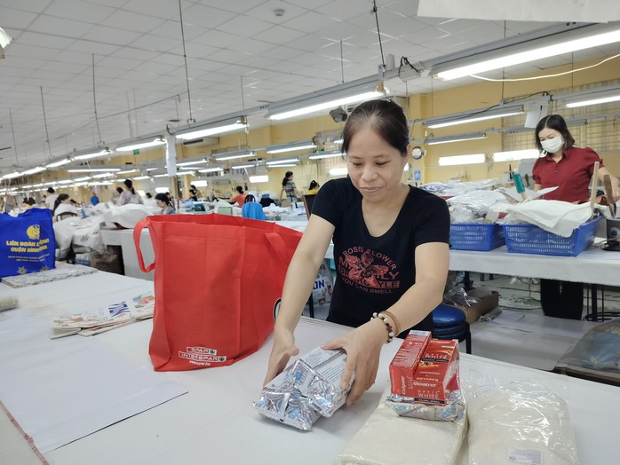 Công nhân phấn khởi với phiên chợ bình ổn giá tại nhà máy- Ảnh 3. Công nhân phấn khởi với phiên chợ bình ổn giá tại nhà máy- Ảnh 3.