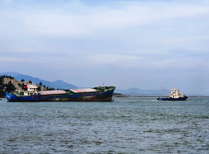 Bão Trami chưa vào, tàu hàng đã bị sóng đánh đứt neo- Ảnh 1. Bão Trami chưa vào, tàu hàng đã bị sóng đánh đứt neo- Ảnh 1.