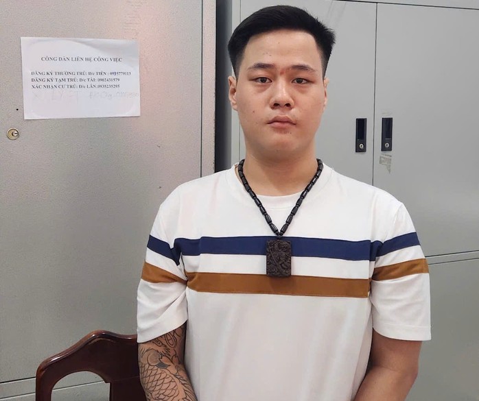 Đà Nẵng: Nam thanh niên kề dao vào người phụ nữ cướp của giữa ban ngày- Ảnh 1. Đà Nẵng: Nam thanh niên kề dao vào người phụ nữ cướp của giữa ban ngày- Ảnh 1.