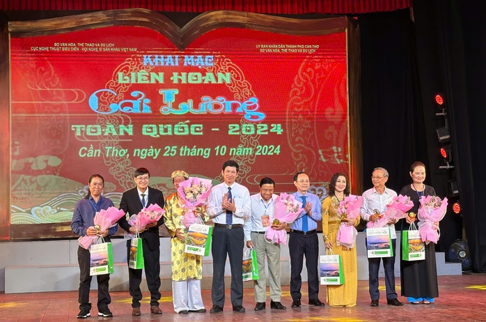 NSND Thanh Điền, nhà văn Bích Ngân ngồi ghế nóng Hội đồng nghệ thuật cải lương- Ảnh 1. NSND Thanh Điền, nhà văn Bích Ngân ngồi ghế nóng Hội đồng nghệ thuật cải lương- Ảnh 1.