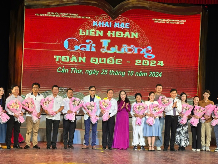 NSND Thanh Điền, nhà văn Bích Ngân ngồi ghế nóng Hội đồng nghệ thuật cải lương- Ảnh 5. NSND Thanh Điền, nhà văn Bích Ngân ngồi ghế nóng Hội đồng nghệ thuật cải lương- Ảnh 5.