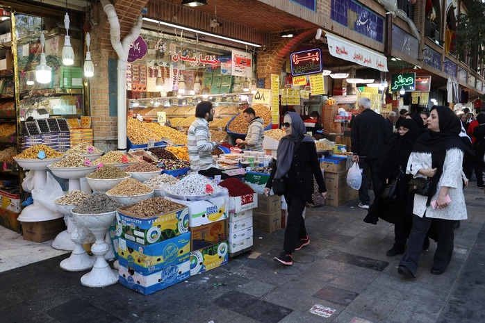 Người dân tại thủ đô Tehran - Iran sinh hoạt hầu như bình thường trong ngày 26-10, sau các cuộc tấn công của Israel Ảnh: REUTERS Người dân tại thủ đô Tehran - Iran sinh hoạt hầu như bình thường trong ngày 26-10, sau các cuộc tấn công của Israel Ảnh: REUTERS