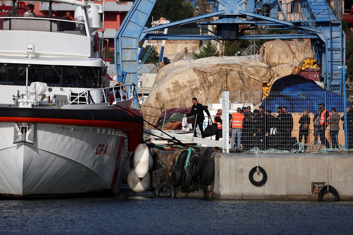 Người di cư được tàu Hải quân Libra của Ý đưa đến cảng Shengjin ở Albania hôm 16-10 Ảnh: REUTERS Người di cư được tàu Hải quân Libra của Ý đưa đến cảng Shengjin ở Albania hôm 16-10 Ảnh: REUTERS