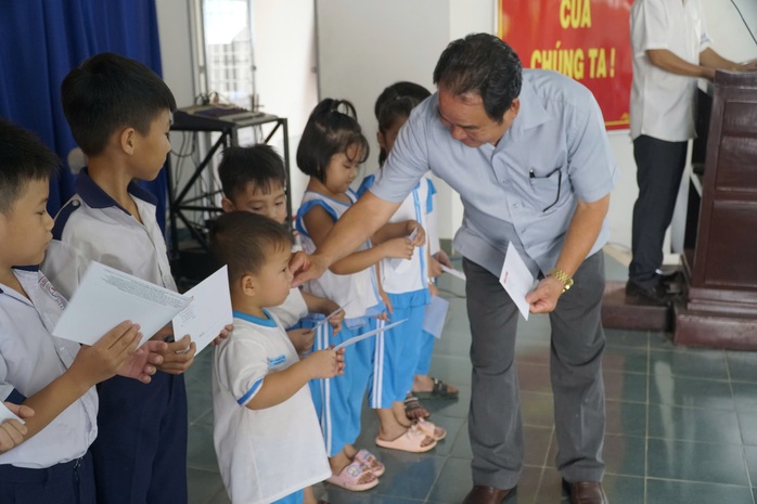 Chương trình “Tự hào cờ Tổ quốc” đến với vùng Đất thép anh hùng Giồng Trôm- Ảnh 8. Chương trình “Tự hào cờ Tổ quốc” đến với vùng Đất thép anh hùng Giồng Trôm- Ảnh 8.