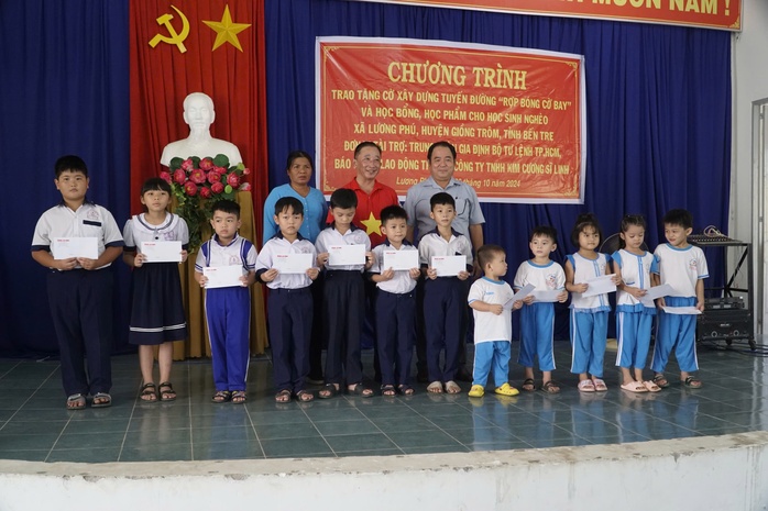 Chương trình “Tự hào cờ Tổ quốc” đến với vùng Đất thép anh hùng Giồng Trôm- Ảnh 9. Chương trình “Tự hào cờ Tổ quốc” đến với vùng Đất thép anh hùng Giồng Trôm- Ảnh 9.