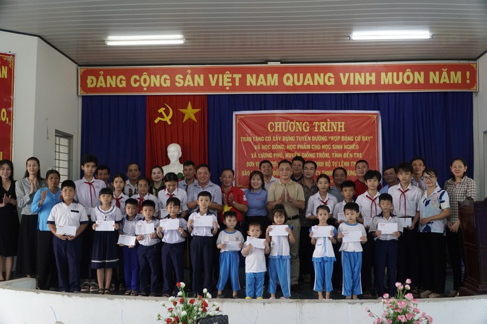 Chương trình “Tự hào cờ Tổ quốc” đến với vùng Đất thép anh hùng Giồng Trôm- Ảnh 10. Chương trình “Tự hào cờ Tổ quốc” đến với vùng Đất thép anh hùng Giồng Trôm- Ảnh 10.