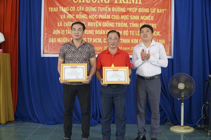 Chương trình “Tự hào cờ Tổ quốc” đến với vùng Đất thép anh hùng Giồng Trôm- Ảnh 6. Chương trình “Tự hào cờ Tổ quốc” đến với vùng Đất thép anh hùng Giồng Trôm- Ảnh 6.