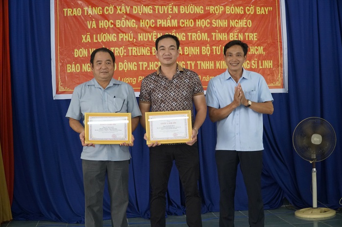 Chương trình “Tự hào cờ Tổ quốc” đến với vùng Đất thép anh hùng Giồng Trôm- Ảnh 7. Chương trình “Tự hào cờ Tổ quốc” đến với vùng Đất thép anh hùng Giồng Trôm- Ảnh 7.
