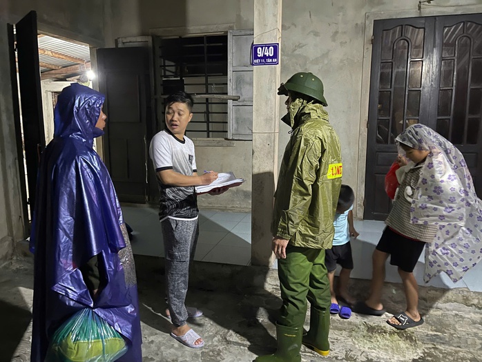Bão Trami: Gió mạnh dần, mưa lớn, cúp điện ở miền Trung- Ảnh 1. Bão Trami: Gió mạnh dần, mưa lớn, cúp điện ở miền Trung- Ảnh 1.