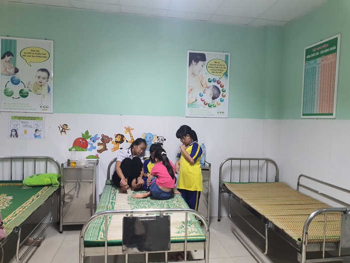 16 học sinh nhập viện sau khi dùng sữa chua do "hiệu ứng đám đông"?- Ảnh 2. 16 học sinh nhập viện sau khi dùng sữa chua do "hiệu ứng đám đông"?- Ảnh 2.