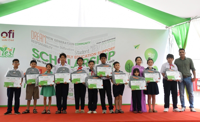 Trao 165 suất học bổng cho con người lao động có hoàn cảnh khó khăn- Ảnh 1. Trao 165 suất học bổng cho con người lao động có hoàn cảnh khó khăn- Ảnh 1.