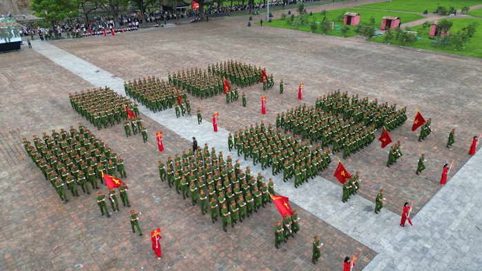 Xem công an bắn súng, vận khí công và hạ mục tiêu "khủng bố"- Ảnh 2. Xem công an bắn súng, vận khí công và hạ mục tiêu "khủng bố"- Ảnh 2.