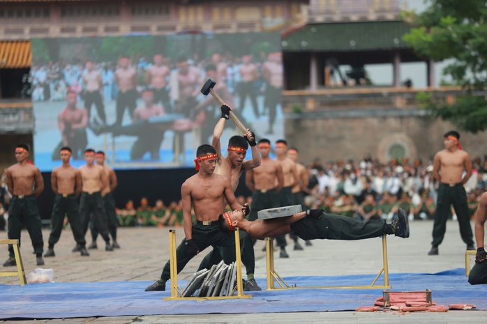 Xem công an bắn súng, vận khí công và hạ mục tiêu "khủng bố"- Ảnh 10. Xem công an bắn súng, vận khí công và hạ mục tiêu "khủng bố"- Ảnh 10.