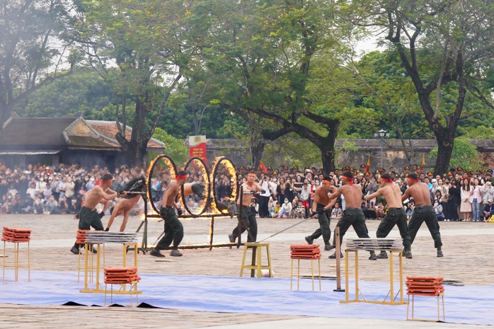 Xem công an bắn súng, vận khí công và hạ mục tiêu "khủng bố"- Ảnh 14. Xem công an bắn súng, vận khí công và hạ mục tiêu "khủng bố"- Ảnh 14.