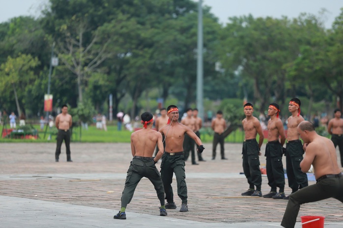 Xem công an bắn súng, vận khí công và hạ mục tiêu "khủng bố"- Ảnh 12. Xem công an bắn súng, vận khí công và hạ mục tiêu "khủng bố"- Ảnh 12.