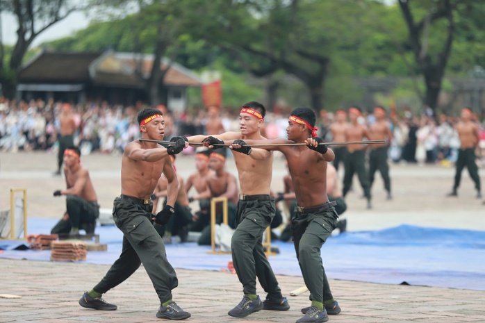 Xem công an bắn súng, vận khí công và hạ mục tiêu "khủng bố"- Ảnh 11. Xem công an bắn súng, vận khí công và hạ mục tiêu "khủng bố"- Ảnh 11.