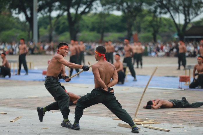 Xem công an bắn súng, vận khí công và hạ mục tiêu "khủng bố"- Ảnh 13. Xem công an bắn súng, vận khí công và hạ mục tiêu "khủng bố"- Ảnh 13.