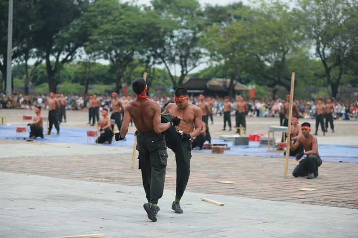 Xem công an bắn súng, vận khí công và hạ mục tiêu "khủng bố"- Ảnh 7. Xem công an bắn súng, vận khí công và hạ mục tiêu "khủng bố"- Ảnh 7.