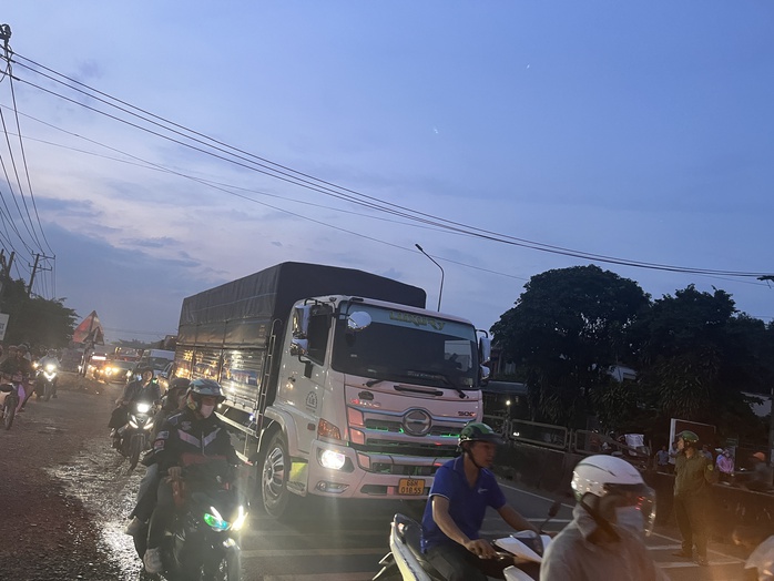 Va chạm xe tải trên Quốc lộ 1, người đi xe máy tử vong- Ảnh 3. Va chạm xe tải trên Quốc lộ 1, người đi xe máy tử vong- Ảnh 3.