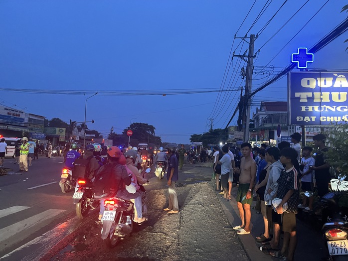 Va chạm xe tải trên Quốc lộ 1, người đi xe máy tử vong- Ảnh 2. Va chạm xe tải trên Quốc lộ 1, người đi xe máy tử vong- Ảnh 2.