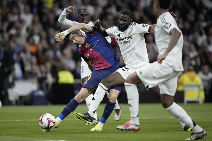Lamine Yamal lập kỷ lục, Barcelona nghiền nát Real Madrid - Ảnh 1. Lamine Yamal lập kỷ lục, Barcelona nghiền nát Real Madrid - Ảnh 1.