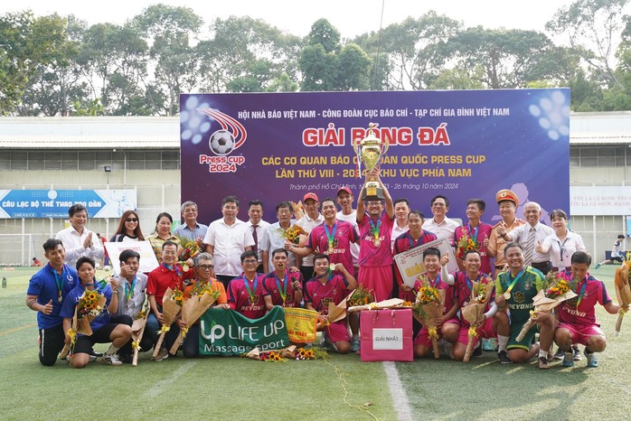 CLB Phóng viên Đời sống - Xã hội vô địch Giải bóng đá Press Cup 2024 khu vực phía Nam- Ảnh 2. CLB Phóng viên Đời sống - Xã hội vô địch Giải bóng đá Press Cup 2024 khu vực phía Nam- Ảnh 2.
