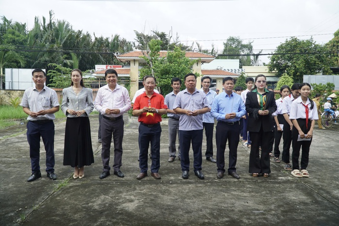 Chương trình “Tự hào cờ Tổ quốc” đến với vùng Đất thép anh hùng Giồng Trôm- Ảnh 1. Chương trình “Tự hào cờ Tổ quốc” đến với vùng Đất thép anh hùng Giồng Trôm- Ảnh 1.