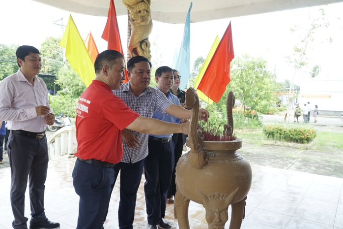 Chương trình “Tự hào cờ Tổ quốc” đến với vùng Đất thép anh hùng Giồng Trôm- Ảnh 2. Chương trình “Tự hào cờ Tổ quốc” đến với vùng Đất thép anh hùng Giồng Trôm- Ảnh 2.