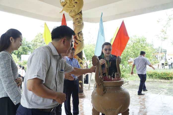 Chương trình “Tự hào cờ Tổ quốc” đến với vùng Đất thép anh hùng Giồng Trôm- Ảnh 3. Chương trình “Tự hào cờ Tổ quốc” đến với vùng Đất thép anh hùng Giồng Trôm- Ảnh 3.