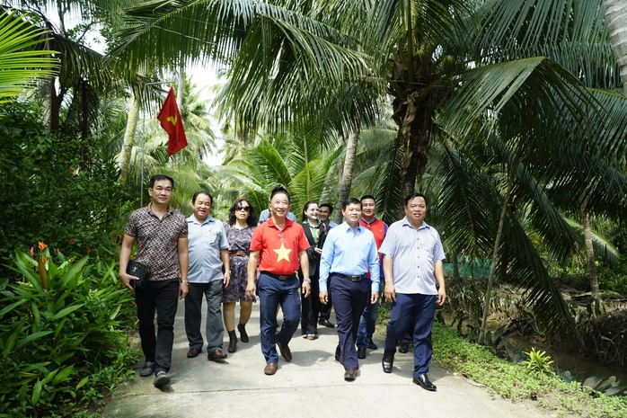 Chương trình “Tự hào cờ Tổ quốc” đến với vùng Đất thép anh hùng Giồng Trôm- Ảnh 13. Chương trình “Tự hào cờ Tổ quốc” đến với vùng Đất thép anh hùng Giồng Trôm- Ảnh 13.
