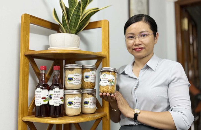 Chị Võ Thị Hạnh Dung với các sản phẩm chế biến từ cá trích Chị Võ Thị Hạnh Dung với các sản phẩm chế biến từ cá trích