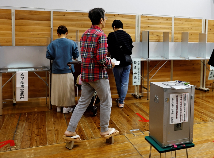 Cử tri đi bỏ phiếu tại thủ đô Tokyo - Nhật Bản hôm 27-10 Ảnh: REUTERS Cử tri đi bỏ phiếu tại thủ đô Tokyo - Nhật Bản hôm 27-10 Ảnh: REUTERS