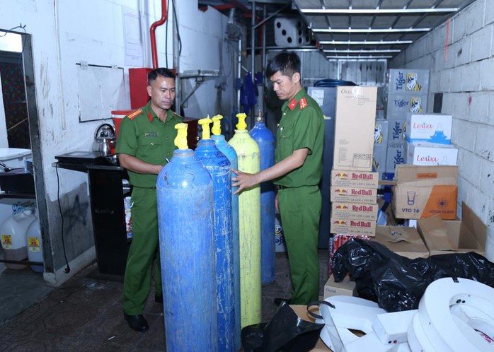 Gần 100 cảnh sát đột kích cơ sở kinh doanh quán bar, vũ trường trá hình ở Biên Hoà- Ảnh 2. Gần 100 cảnh sát đột kích cơ sở kinh doanh quán bar, vũ trường trá hình ở Biên Hoà- Ảnh 2.