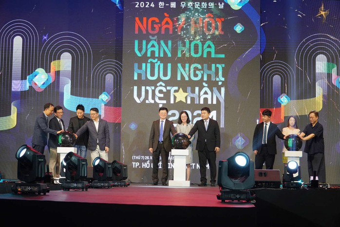 Sôi động "Ngày hội văn hóa hữu nghị Việt Nam - Hàn Quốc 2024"- Ảnh 1. Sôi động "Ngày hội văn hóa hữu nghị Việt Nam - Hàn Quốc 2024"- Ảnh 1.
