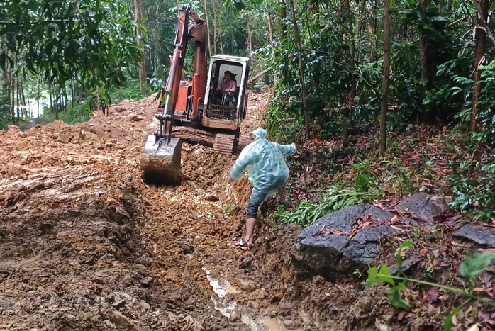 Phát hiện vệt nứt trên đỉnh đồi, Quảng Nam sơ tán cả khu dân cư- Ảnh 4. Phát hiện vệt nứt trên đỉnh đồi, Quảng Nam sơ tán cả khu dân cư- Ảnh 4.