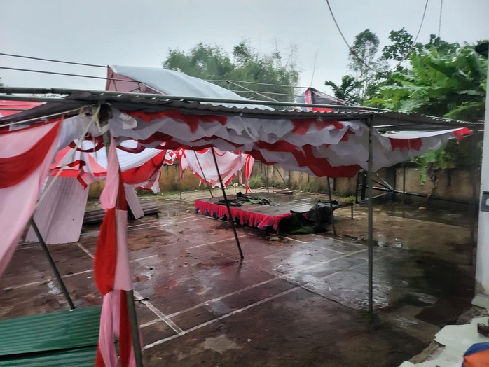 Cập nhật thiệt hại và hình ảnh mới nhất do bão Trà Mi gây ra ở Quảng Nam - Ảnh 2. Cập nhật thiệt hại và hình ảnh mới nhất do bão Trà Mi gây ra ở Quảng Nam - Ảnh 2.