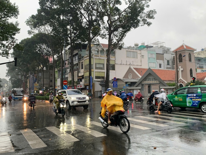 TP HCM khả năng mưa dông cả ngày do ảnh hưởng bão Trami- Ảnh 3. TP HCM khả năng mưa dông cả ngày do ảnh hưởng bão Trami- Ảnh 3.
