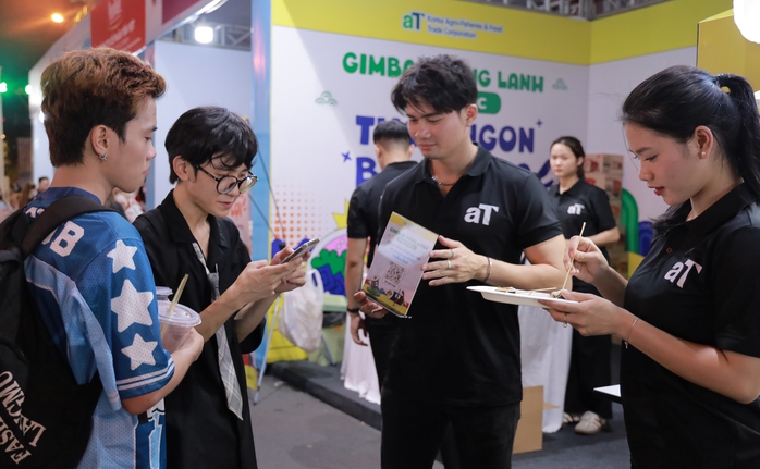 Món ăn gây sốt của Hàn Quốc thu hút giới trẻ tại Ngày hội văn hóa hữu nghị Việt - Hàn - Ảnh 1. Món ăn gây sốt của Hàn Quốc thu hút giới trẻ tại Ngày hội văn hóa hữu nghị Việt - Hàn - Ảnh 1.