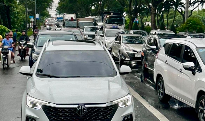Nhiều cây xanh gãy đổ, kẹt xe nối dài hướng Vũng Tàu đi Bà Rịa- Ảnh 5. Nhiều cây xanh gãy đổ, kẹt xe nối dài hướng Vũng Tàu đi Bà Rịa- Ảnh 5.