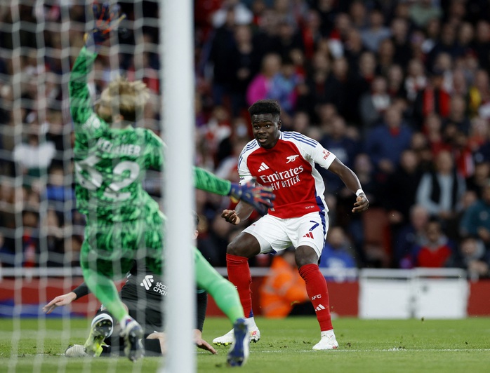 Liverpool mất ngôi đầu, Arsenal mất quân sau đại chiến- Ảnh 1.