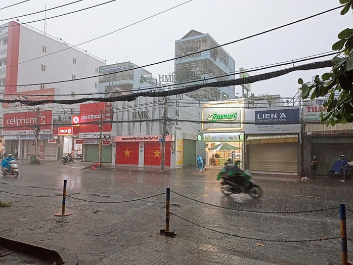 TP HCM khả năng mưa dông cả ngày do ảnh hưởng bão Trami- Ảnh 2. TP HCM khả năng mưa dông cả ngày do ảnh hưởng bão Trami- Ảnh 2.