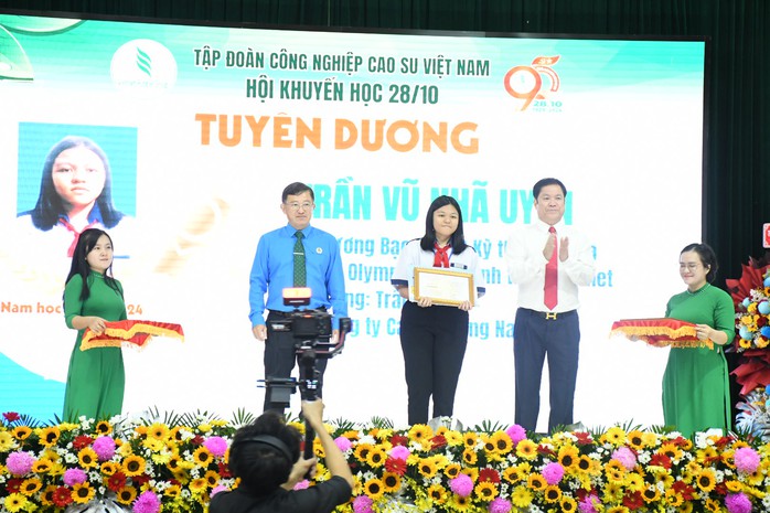 Trao 580 suất học bổng cho con em ngành cao su- Ảnh 1. Trao 580 suất học bổng cho con em ngành cao su- Ảnh 1.