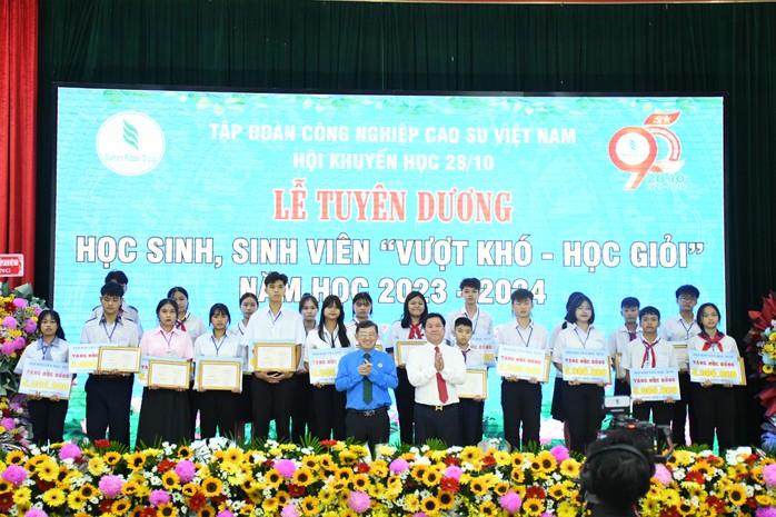 Trao 580 suất học bổng cho con em ngành cao su- Ảnh 2. Trao 580 suất học bổng cho con em ngành cao su- Ảnh 2.