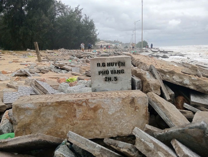 Hình ảnh bão Trà Mi “càn quét” bãi tắm ở Thừa Thiên- Huế
- Ảnh 7. Hình ảnh bão Trà Mi “càn quét” bãi tắm ở Thừa Thiên- Huế
- Ảnh 7.