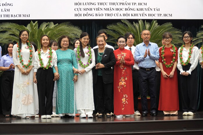 Ân tình của học bổng 1&1: "Người đi trước rước đàn em theo sau"- Ảnh 2. Ân tình của học bổng 1&1: "Người đi trước rước đàn em theo sau"- Ảnh 2.