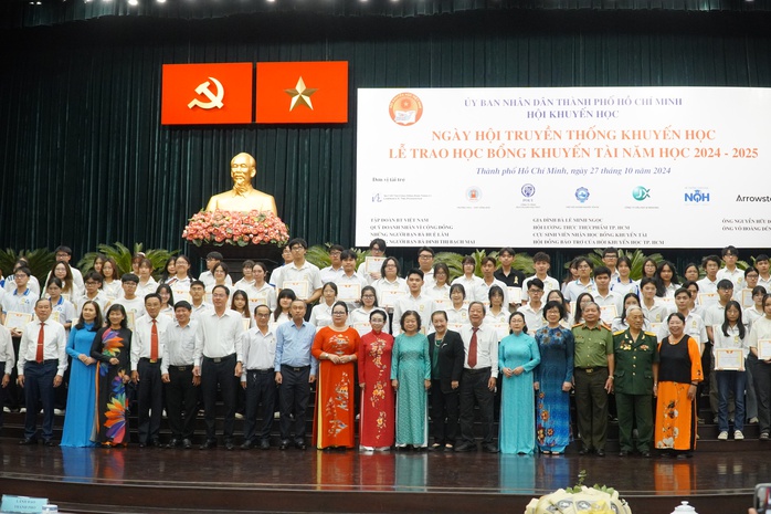 Ân tình của học bổng 1&1: "Người đi trước rước đàn em theo sau"- Ảnh 1. Ân tình của học bổng 1&1: "Người đi trước rước đàn em theo sau"- Ảnh 1.