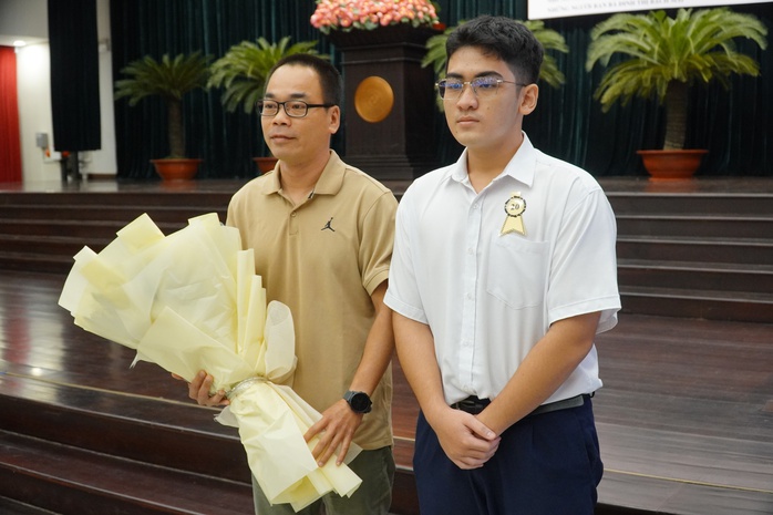 Ân tình của học bổng 1&1: "Người đi trước rước đàn em theo sau"- Ảnh 4. Ân tình của học bổng 1&1: "Người đi trước rước đàn em theo sau"- Ảnh 4.