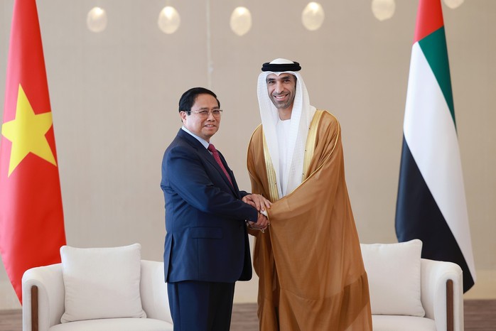 Thủ tướng Phạm Minh Chính và phu nhân với cộng đồng người Việt Nam tại UAE Ảnh: TTXVN